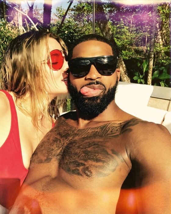 Khloé kardashian y Tristan Thompson besandose 