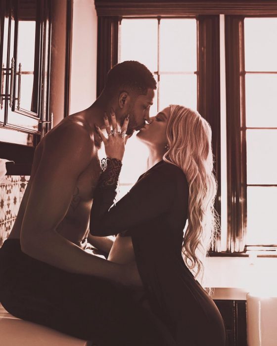 Khloé kardashian y Tristan Thompson besandose 