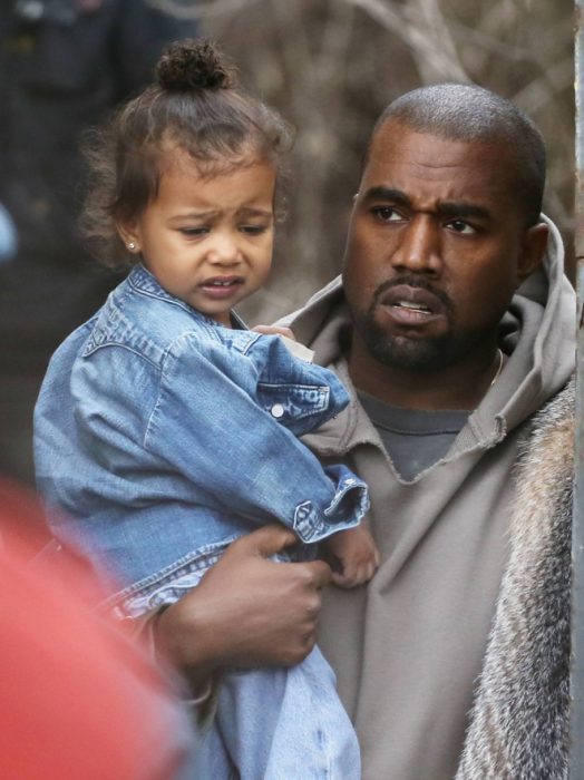 North West haciendo mala cara cuando su papá la carga 