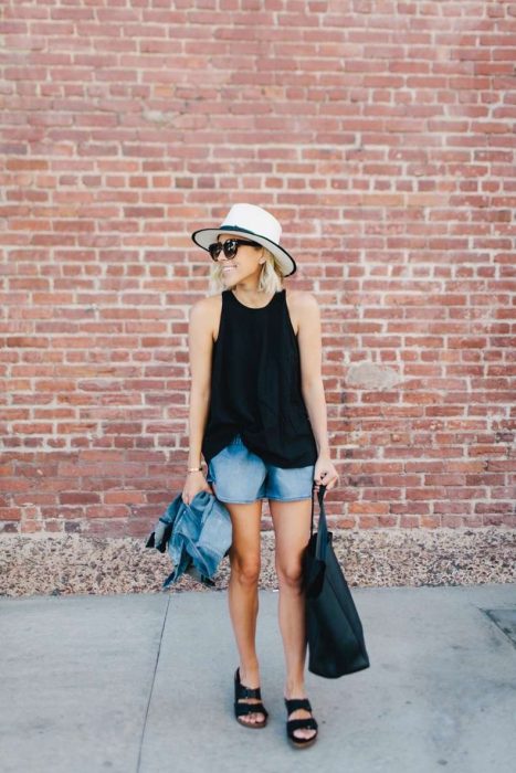 outfit con short de mezclilla blusa negra y sandalias de piso 