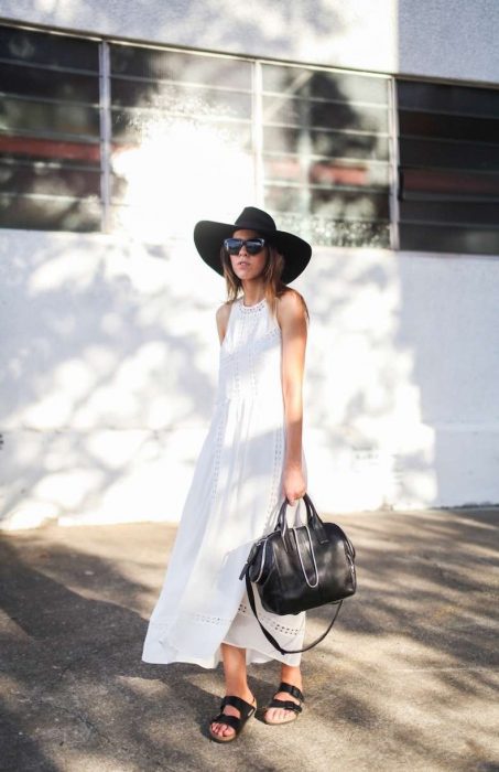 outfit con sandalias de piso negras y vestido blanco largo