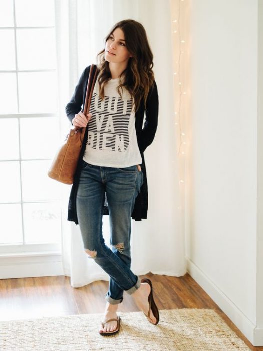 Outfit con chanclas chica con vaqueros y tshirt 