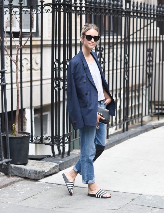 outfit con chanclas blazer azul y vaqueros 