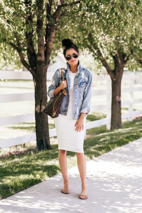 outfit con chanclas vestido blanco