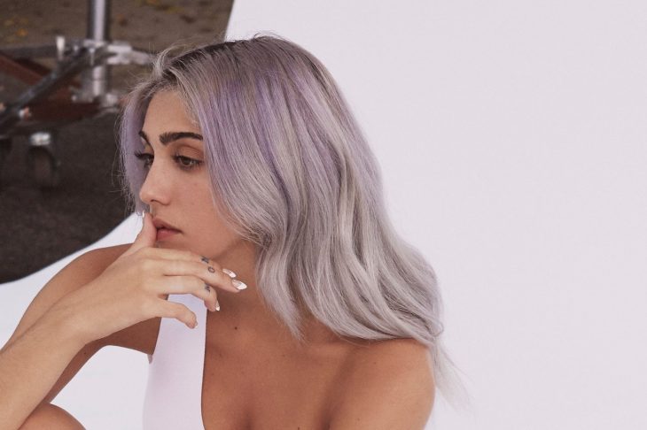 mujer rubia con cabello gris