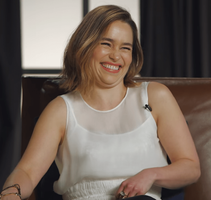 emilia clarke sonriendo