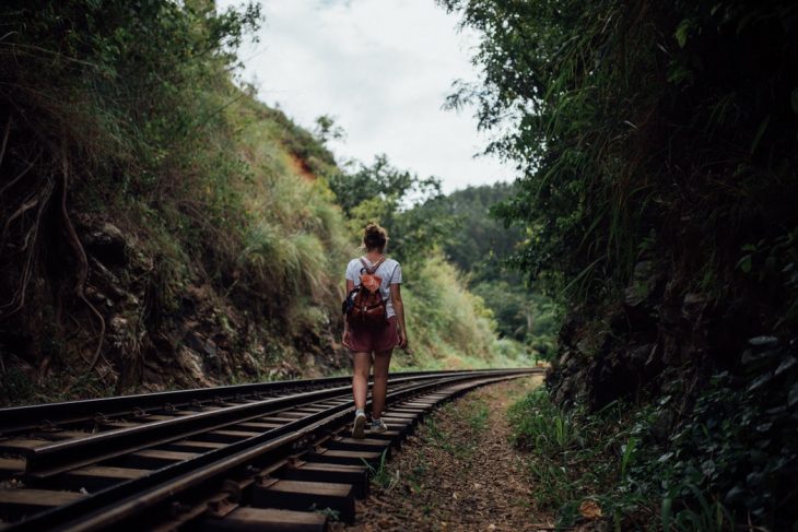 chica de paseo en la naturaleza