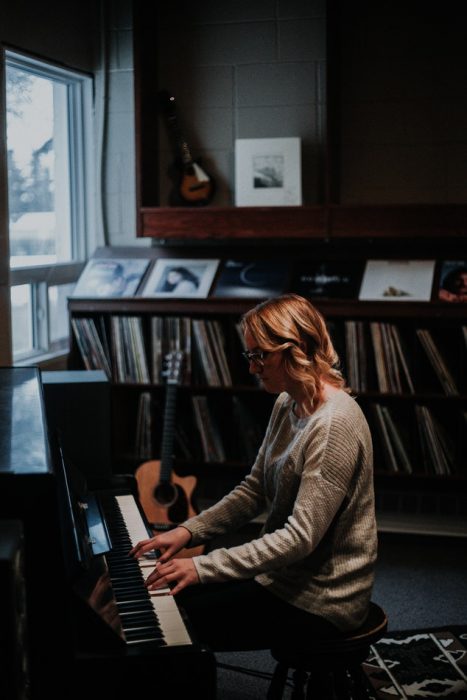 chica tocando piano