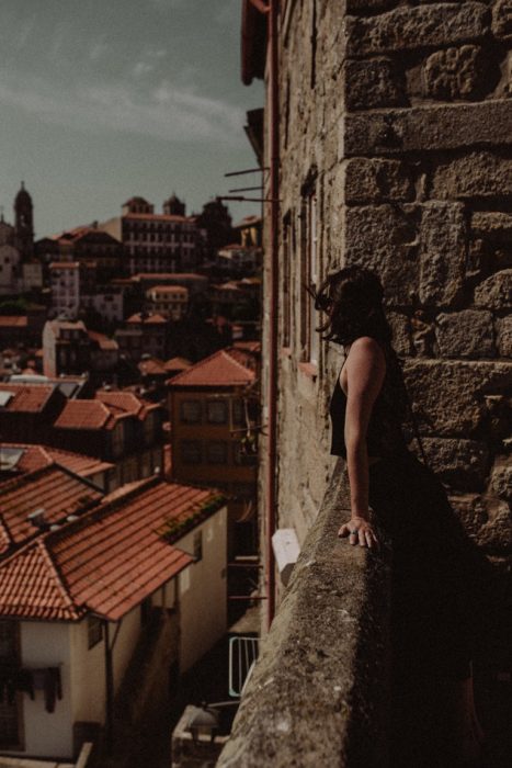 chica en una ciudad europea