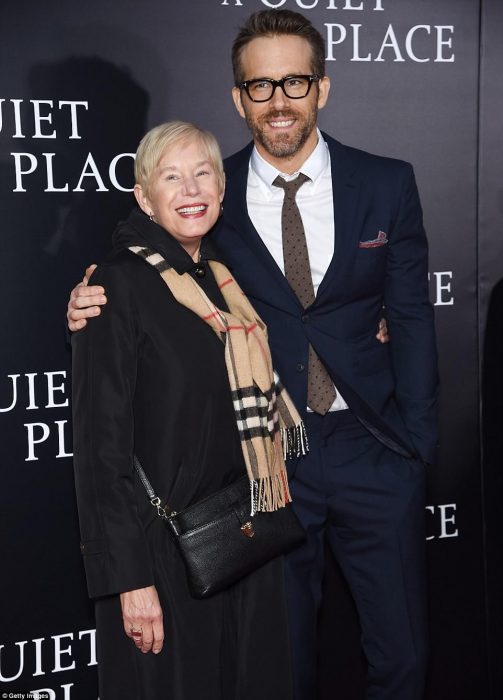 ryan reynolds su madre blake lively en el estreno de a quiet place