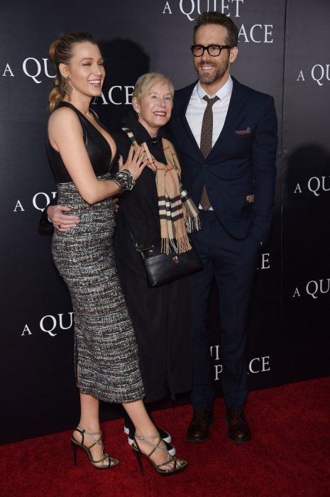 ryan reynolds su madre blake lively en el estreno de a quiet place