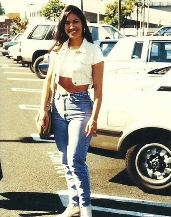 Mujer con jeans de mezclilla con top blanco 