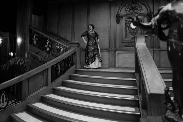 mujer con vestido bajando escaleras