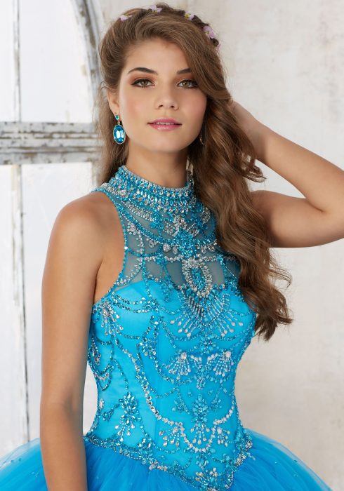 Chica quinceañera usando unos aretes pequeños