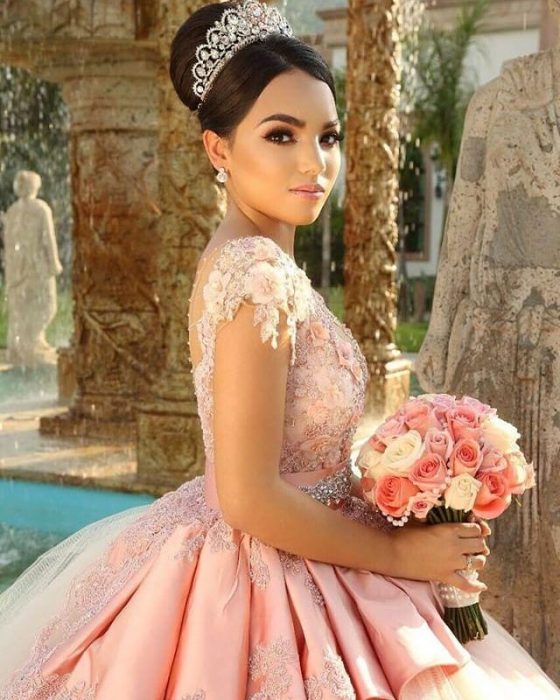 Quinceañera usando una corona