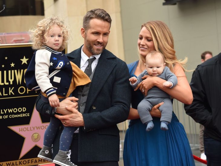 Ryan Reynolds y Blake Lively cargando a sus hijas 