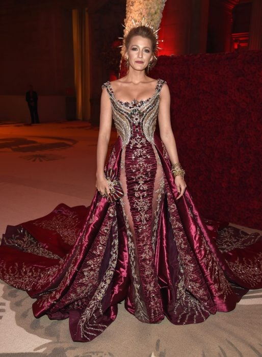 Blake Lively usando un vestido rojo para la Gala del Met 