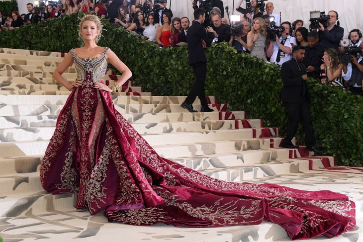 Blake Lively usando un vestido rojo para la Gala del Met 