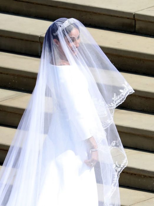 chica usando vestido de novia