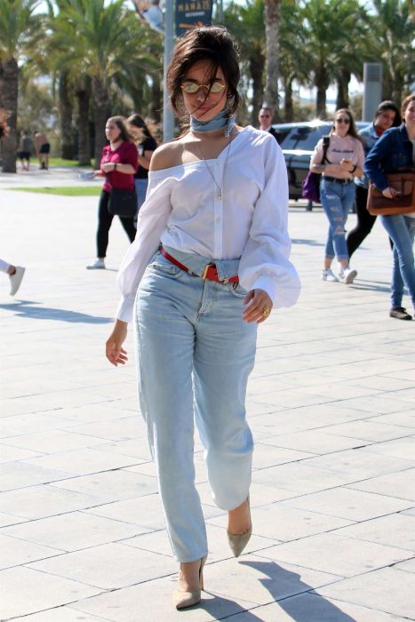 mujer lentes jeans cintura tacones camisa blanca