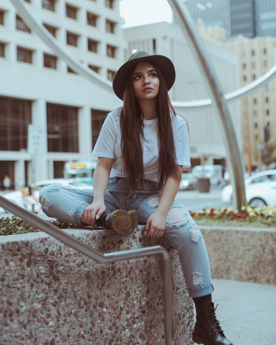 chica de cabello largo usando gorros 