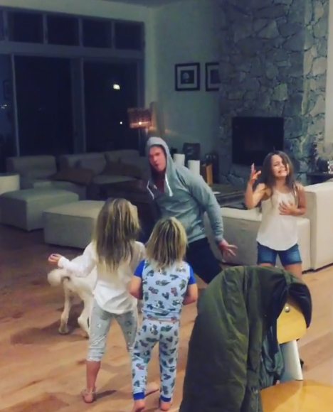 Chris Hemsworth Bailando Wrecking ball junto a sus hijas