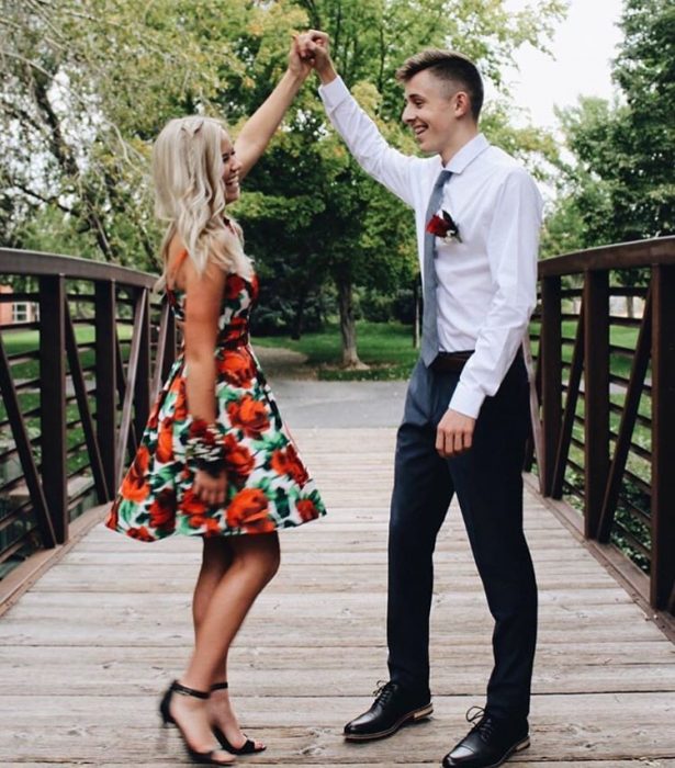 pareja de novios bailando 