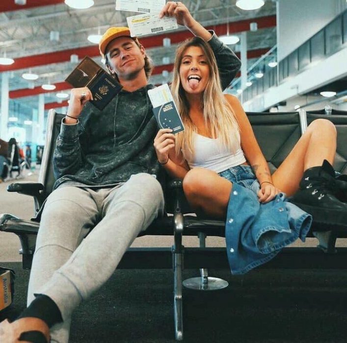 pareja de novios viajando 