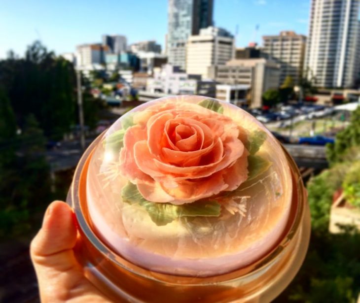 gelatina con flor en forma de rosa