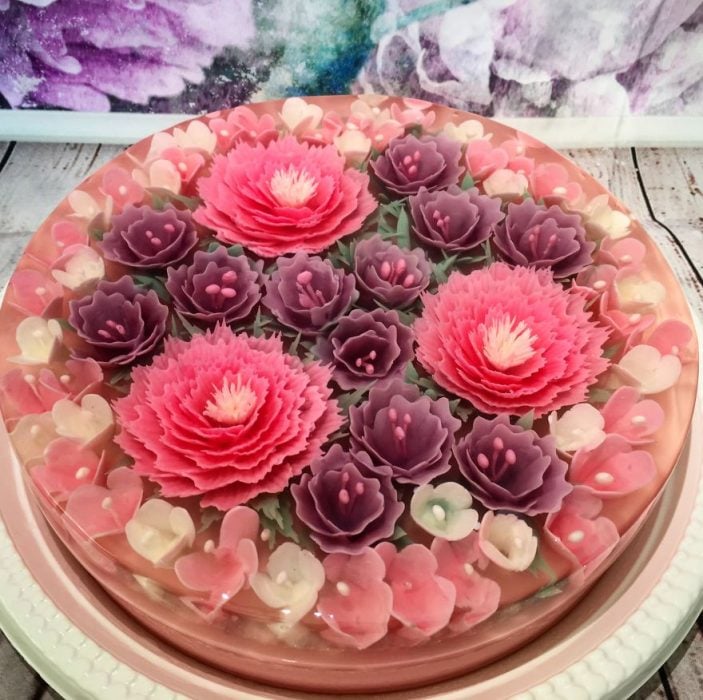 gelatina con flores de color rosa