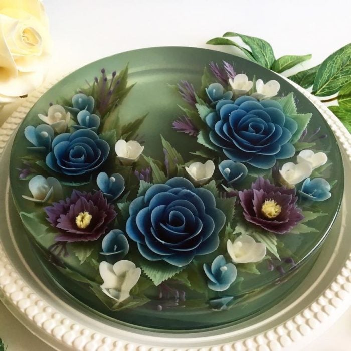 gelatina decorada con flores azules