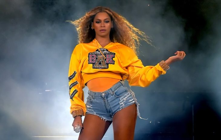 chica con crop top amarillo 