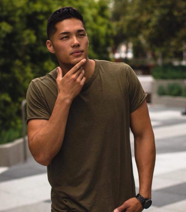 hombre con playera verde militar 