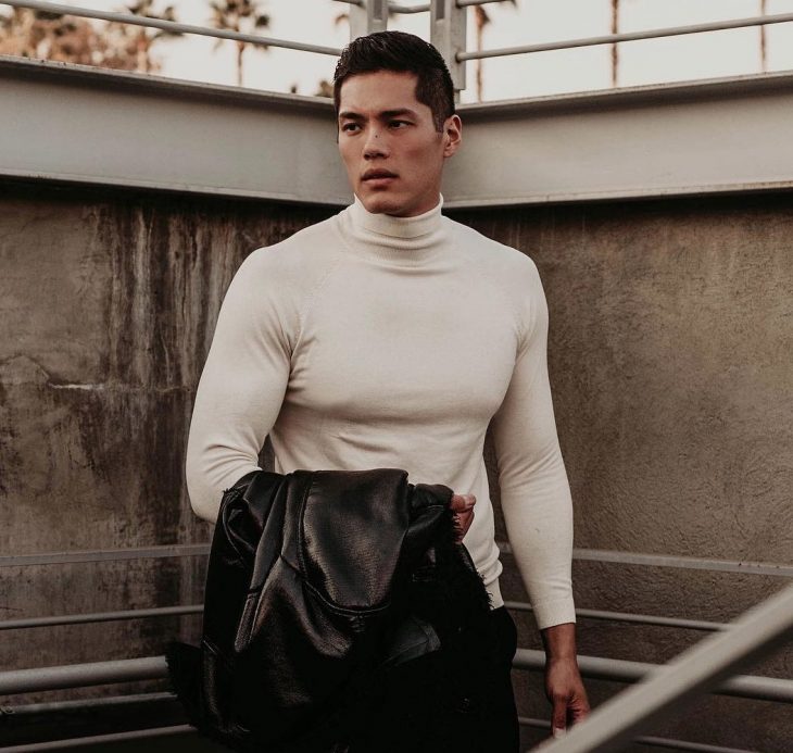 hombre con camisa blanca y saco en mano 