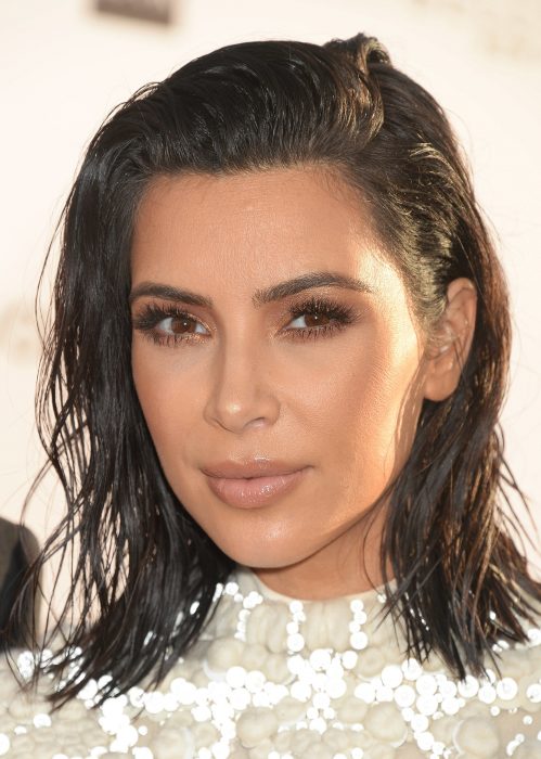 Kim Kardashian con el cabello con efecto mojado 