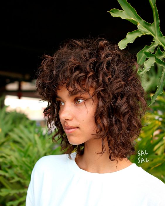 Modelo con cabello chino y flequillo 