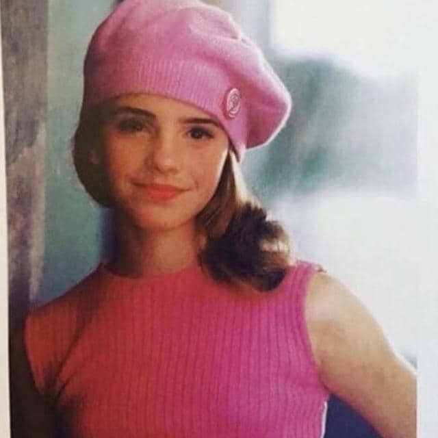 Emma Watson de niña usando un gorro rosa 
