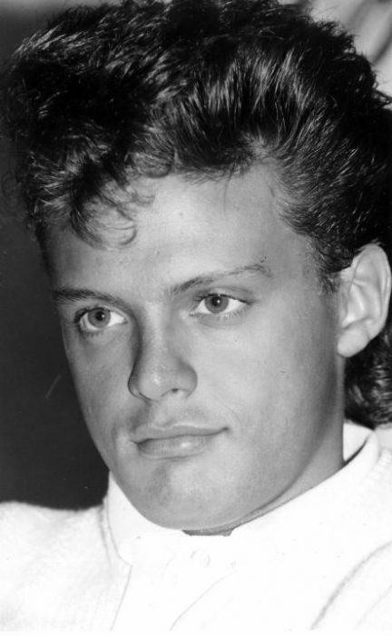 Luis Miguel posando para una fotografía en 1990