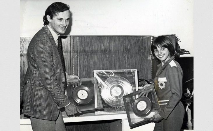 Luis Miguel recibiendo un disco de oro por sus ventas en 1982