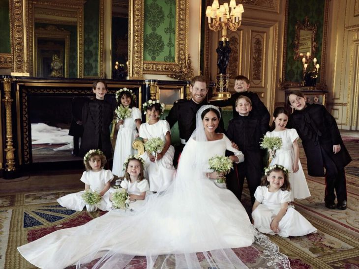 pareja de novios junto a niños 