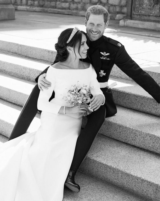 pareja de novios sentados en las escaleras