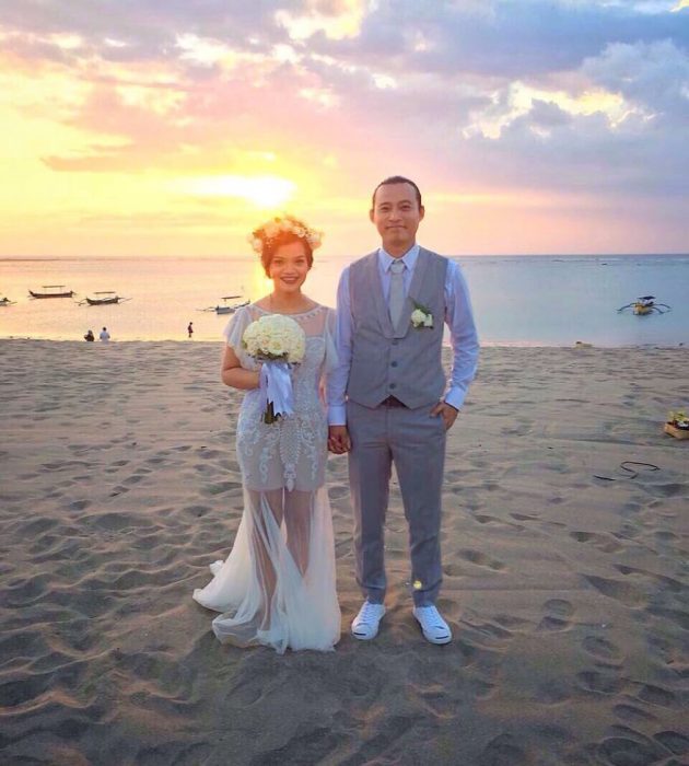 recién casados en la playa 