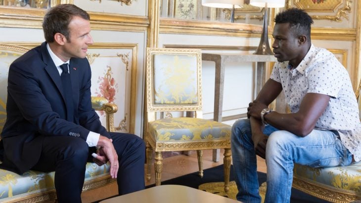 Hombre que salvó a un niño en francia se reune con el presidente en una sala de estar 