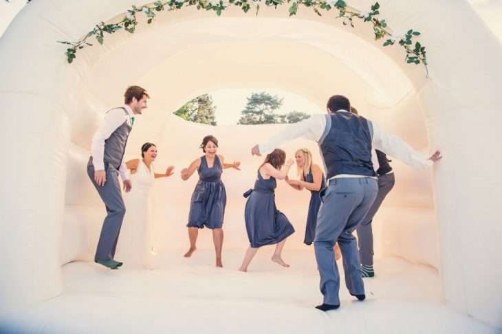 familia en un juego inflable