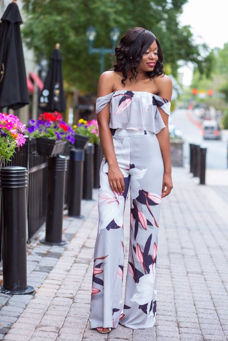 Chica usando un jumpsuit de color lavanda con flores 