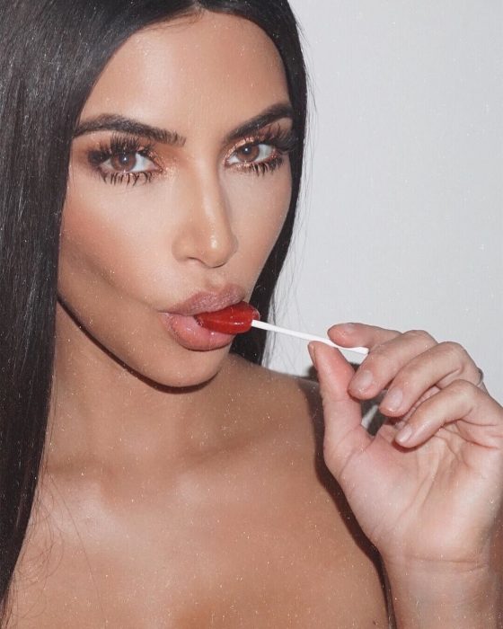 Kim Kardashian comiendo una paleta de dulce 