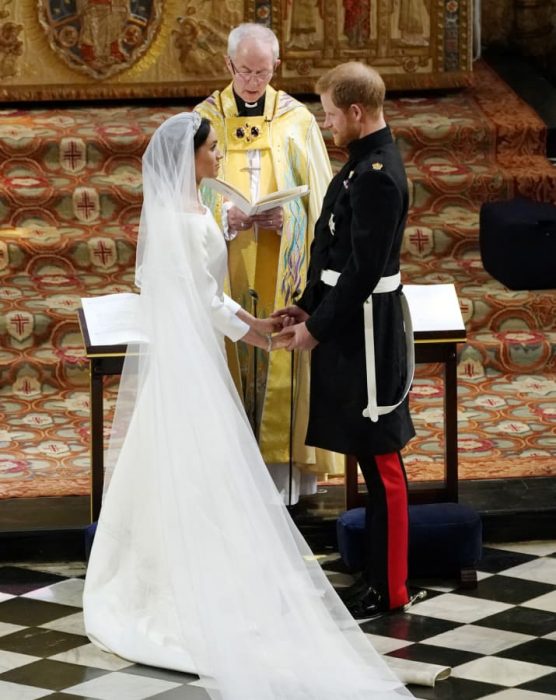 pareja de novios frente al altar 