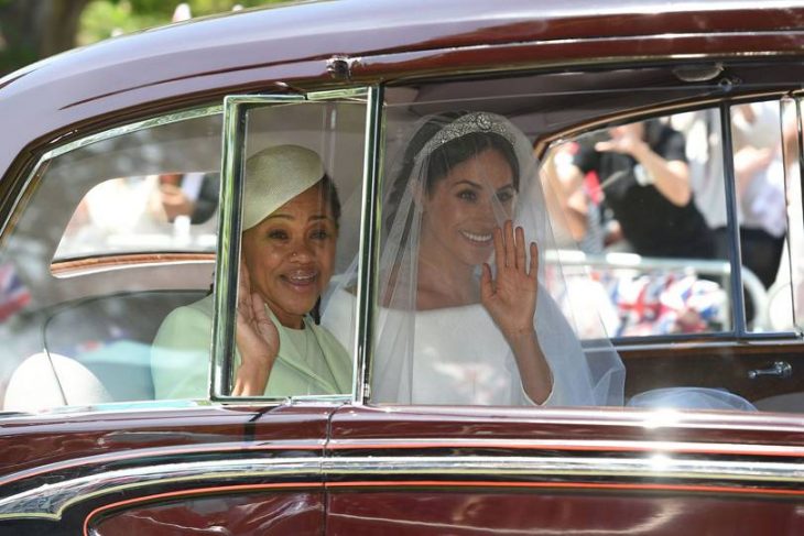 chicas dentro de un auto