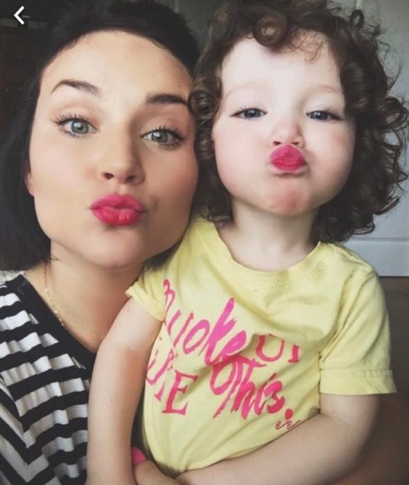 madre e hija haciendo duck face