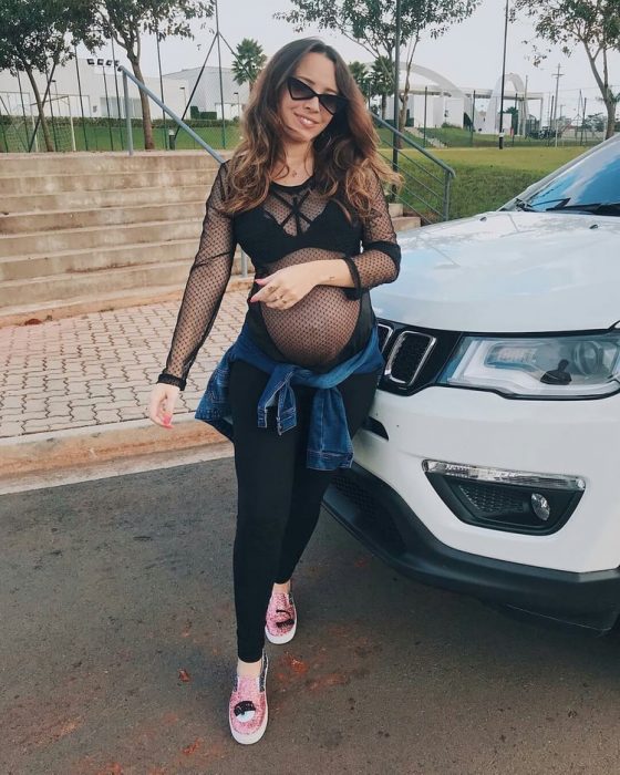 chica embarazada paseando en coche
